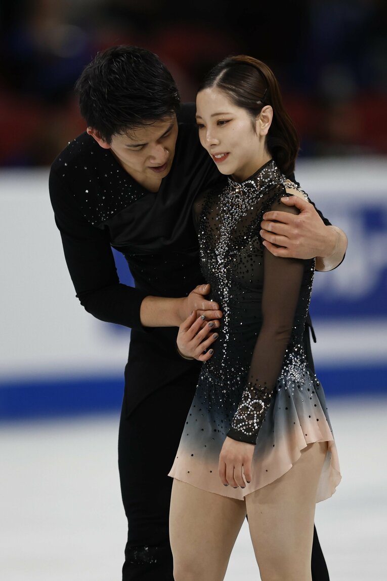 フリーの演技直後、三浦を抱きしめた木原　©JIJI PRESS