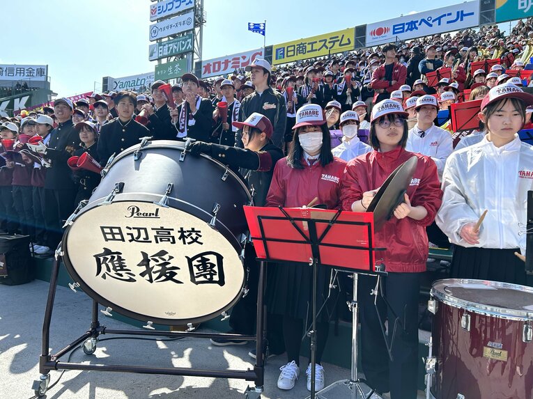 大盛りあがりの田辺アルプス。地元民による大応援団が構成された　©Yukiko Umetsu