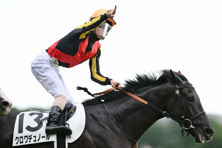 ゴール直後、馬上でポーズを決める北村友一　©Keiji Ishikawa