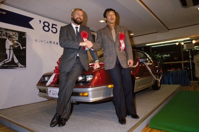 1985年、ランディ・バースとのツーショット　©BUNGEISHUNJU