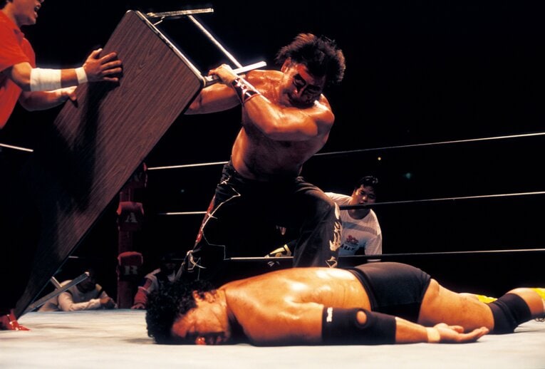 WARのリングで天龍を容赦なく攻めるムタ。1996年10月11日、大阪府立体育会館