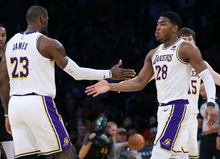 レブロンと八村　©︎Harry How/Getty Images