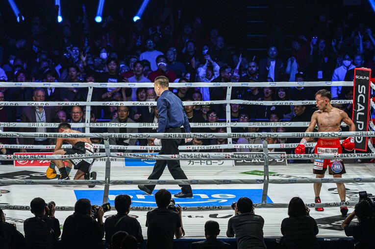 かろうじて立ち上がった比嘉大吾。ダメージは深刻だった　©Takuya Sugiyama