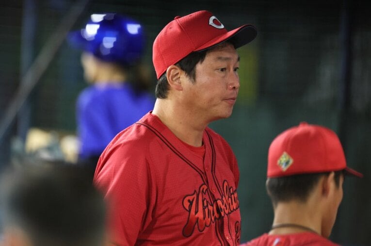 大混戦のセ・リーグで歴史的失速を喫したカープ。来季は新井監督の笑顔が見たい ／ photograph by JIJI PRESS