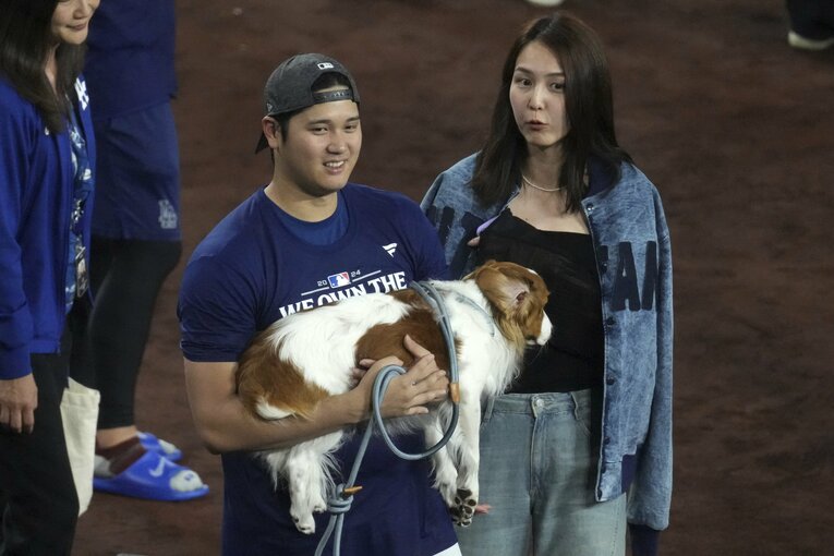 リーグ優勝を決めた大谷選手。真美子夫人、愛犬・デコピンとの貴重な3ショット　©AFLO