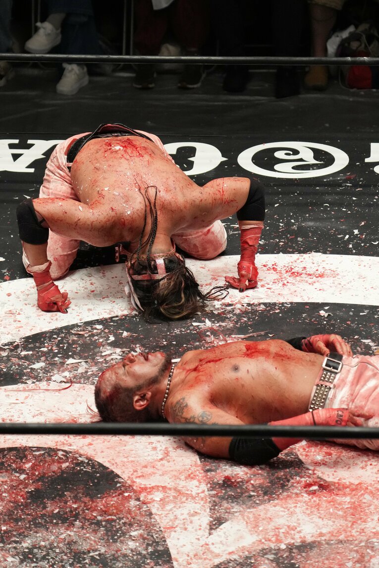 葛西純に深々と礼をするエル・デスペラード　©Masashi Hara