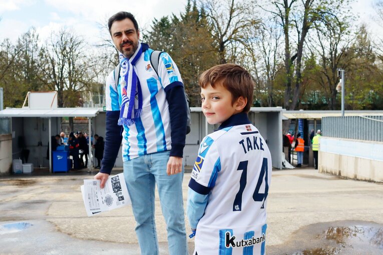 久保建英22歳ケガの悲運→相手DFが痛めた足をストレッチ、“元恩師”の敵将も心配そうに…撮影者が肌で感じる「バスク対決、タケへの敬意」(7)