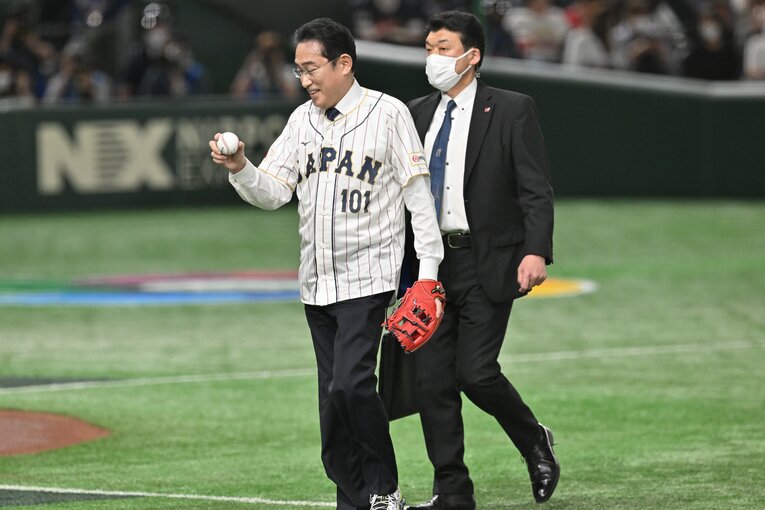 かつて追いかけた白球をしみじみと見つめる岸田総理　©Naoya Sanuki