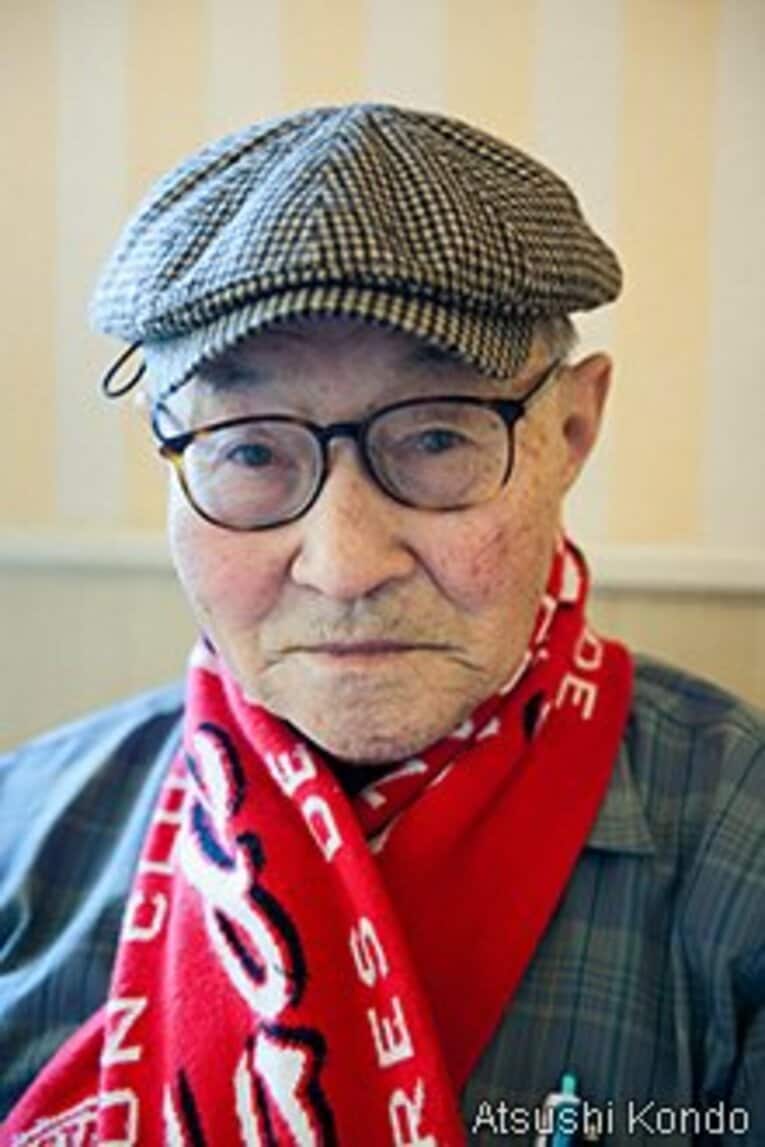 神戸一中の後輩・田渕の首に巻かれているのはレンヌ（フランス）のマフラー。