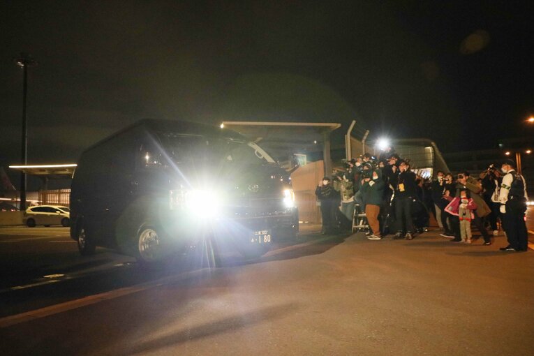 ファンも一目見ようと駆けつける　©JIJI PRESS