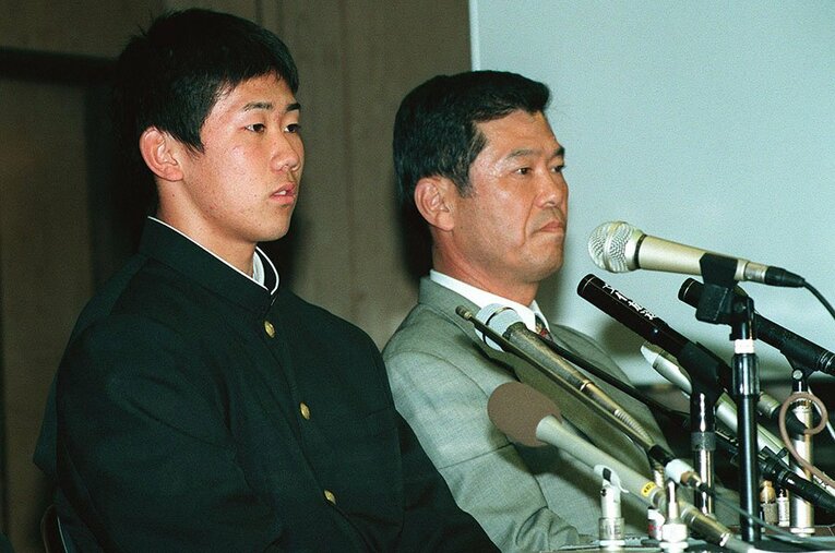 プロ志望届を出した横浜高校・松坂大輔。この時点での意中の球団はベイスターズだった ／ photograph by JIJI PRESS