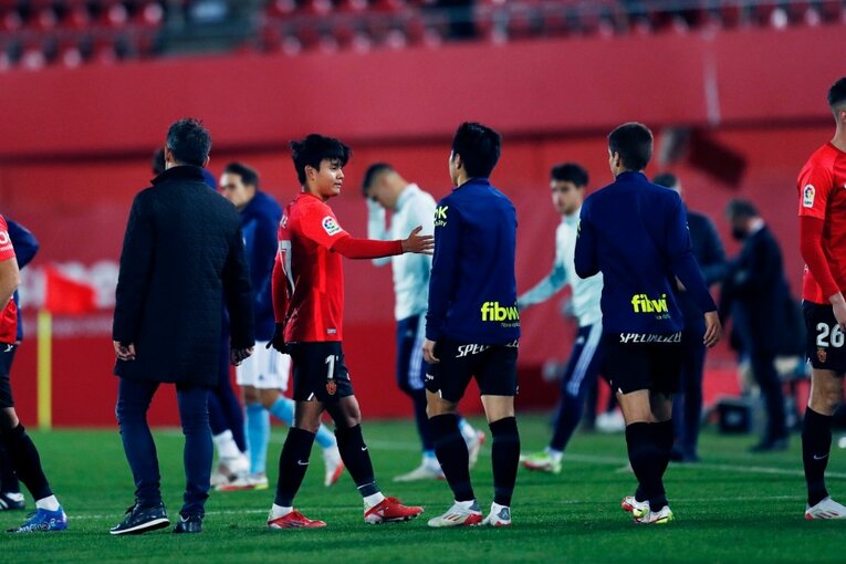 久保建英はなぜ“前節決勝点”なのに途中出場、ボールが回ってこなかったか… “試合展開と悪天候の不運”とは〈撮影者の視点〉(37)