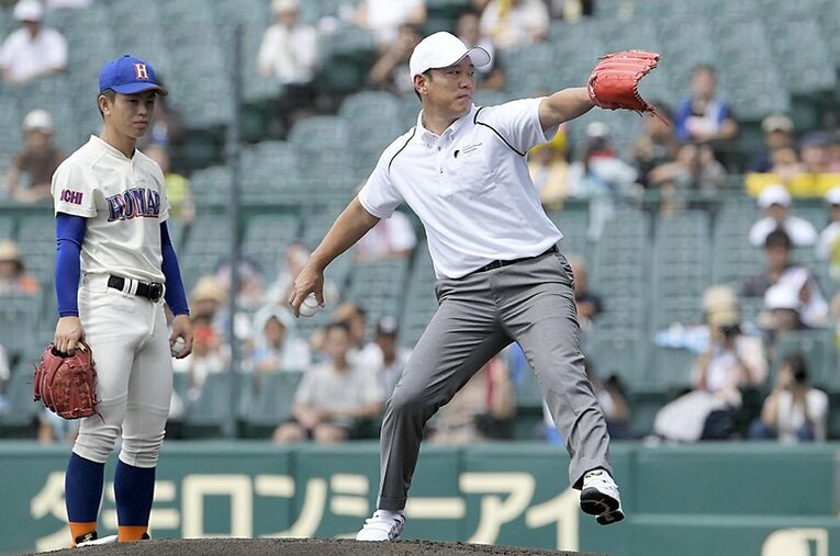 2019年、全国高校野球選手権の開幕試合で始球式を務めた井端弘和。投手経験は一切なかったが、ストライク投球で観衆を沸かせた。 ／ photograph by Kyodo News