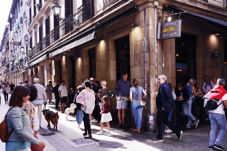 「KUBOコール」や「武房、シャツくれませんか」日本語メッセージの少年、猛プレスに感謝のハグ…“久保建英リーガ100戦目の進化”を撮った(41)