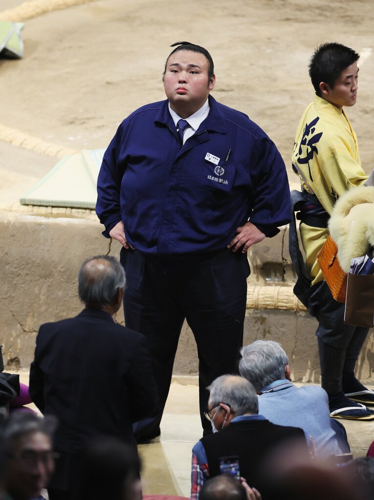 11月場所、土俵周りで警備する湊川親方（元大関貴景勝）　©JIJI PRESS