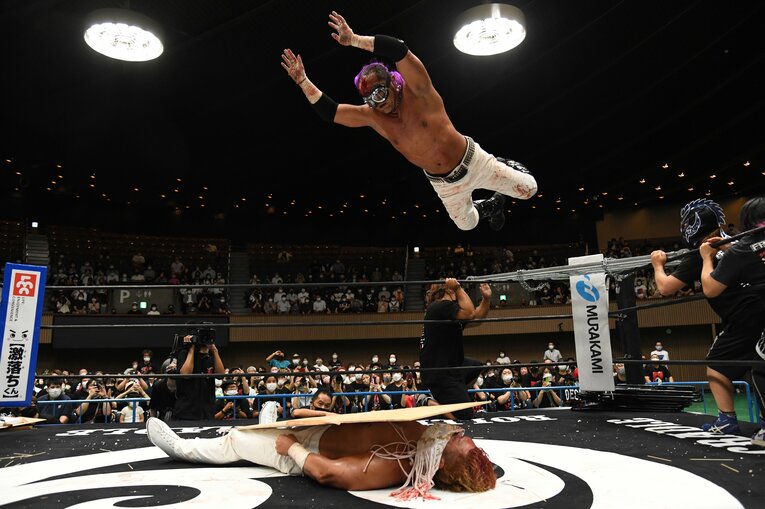 「死んでもいい覚悟なんていらねぇんだよ！」葛西純はエル・デスペラードに何を伝えたのか？ カメラマンが激写した“血と熱狂の23分30秒”(44)