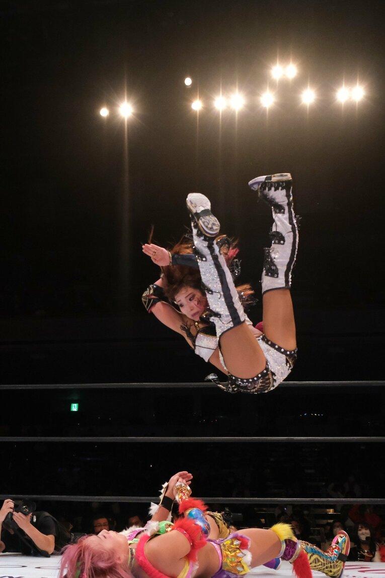 KAIRIがインセイン・エルボーを決めると…