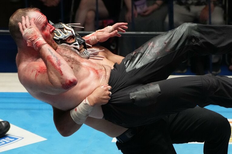 ジョン・モクスリーを投げるエル・デスペラード