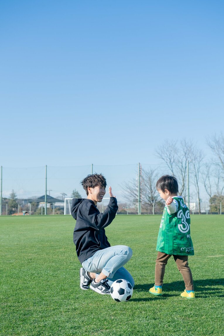 岩清水梓と愛息の“サッカー外遊び”（全9枚中の2枚目）　©Miki Sano