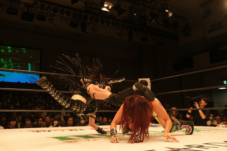 無料中継でも話題を集めた上谷沙弥vsAZM（9月27日）　©Norihiro Hashimoto