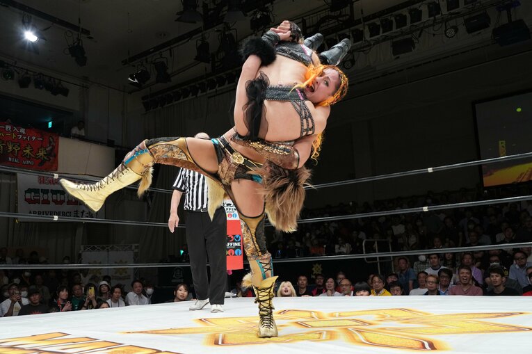 リストを取ってのノーザンライトボムで桜井麻衣をフォールしたジュリア　©Essei Hara