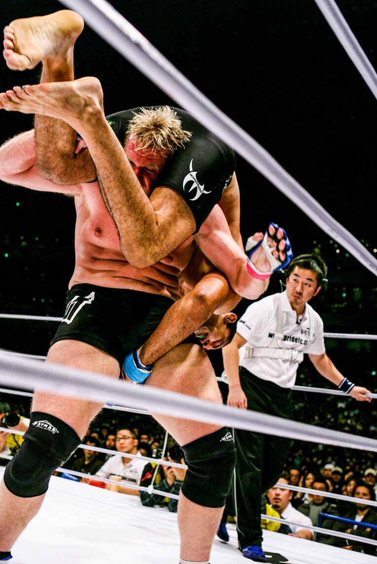 ジョシュ・バーネットは総合格闘技の試合でプロレス技のデスバレーボムを披露した