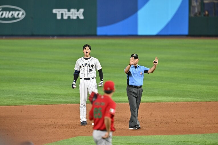 メキシコ戦9回、「塁に出てくる」の宣言通りツーベースを放ち、ベンチを鼓舞する大谷　©Naoya Sanuki