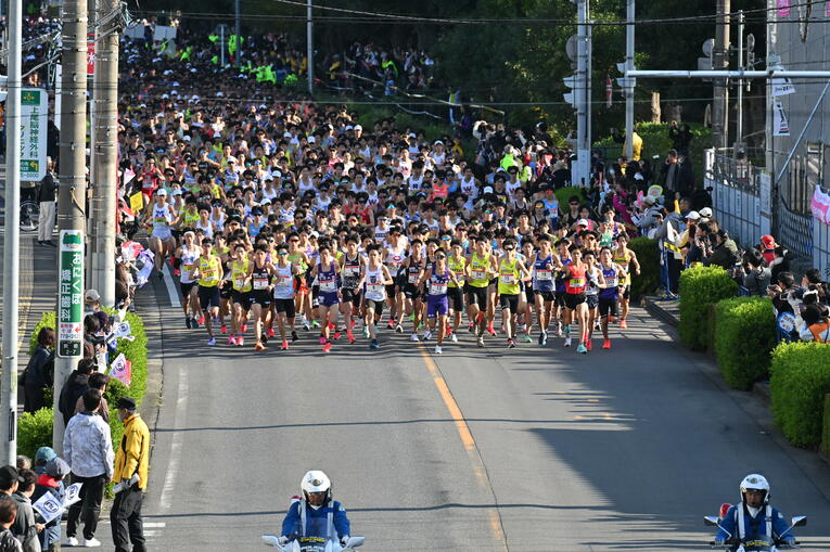上尾ハーフスタート。よく見ると駒澤大の安原や桑田の姿が見えます　©Takashi Shimizu