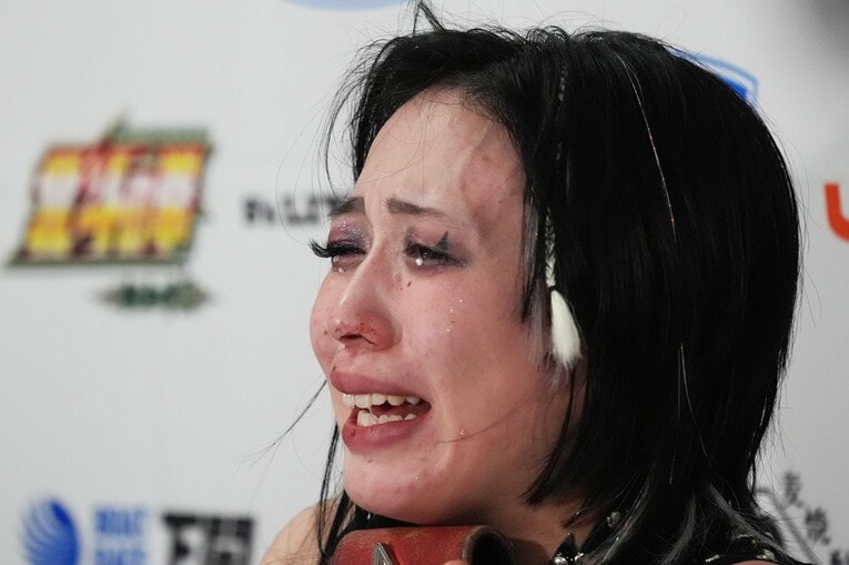 泣き顔でコメントする上谷沙弥　©Essei Hara