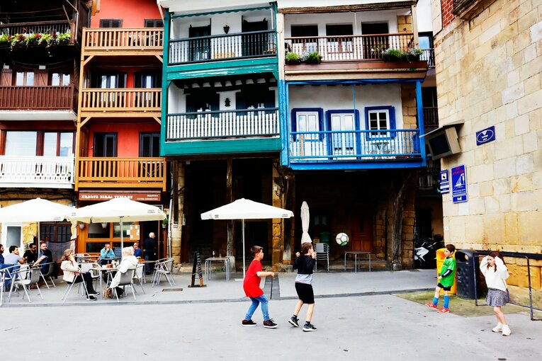 「クボはノルマル（普通）よ」辛口おばあちゃんにバルで遭遇も…カメラマンが撮った久保建英21歳の“軽快ドリブル＋母・祖母のような愛”(49)