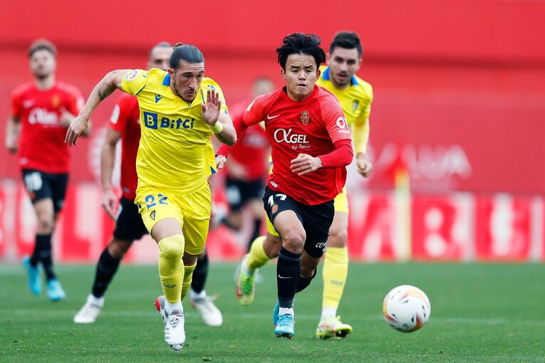 「クボはファウル覚悟で止めなければ」 残留争いで久保建英が大仕事…辛口のタクシー運転手もニコリ〈カメラマン現地取材〉(19)