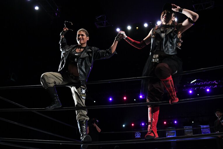 4月の横浜武道館 メインのタッグ選手権 ジュリア（左）、朱里組