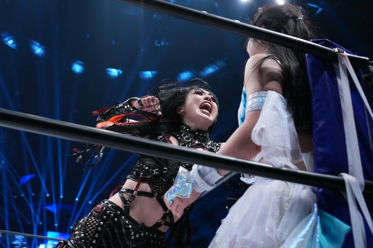 コーナーにつめて玖麗さやかを殴る上谷沙弥　©Essei Hara