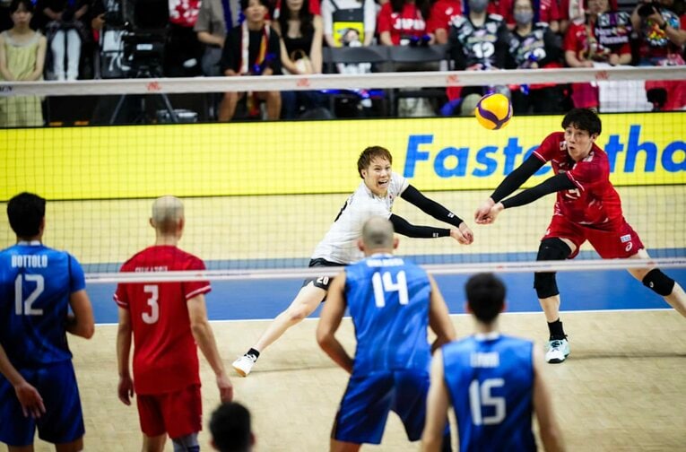 山本智大、石川祐希（VNLイタリア戦）©Volleyball World
