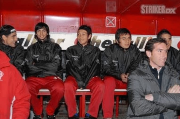 中学生時代に短期留学したアルゼンチンに魅せられ、高校卒業後に単身で海を渡った加藤。アルゼンチン代表パストーレ（左から2番目）とはチームメイトだった（本人提供）