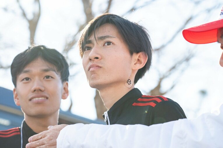 芦ノ湖でチームメイトのゴールを待つ国学院大の平林。最後までその表情に笑顔はなかった　©Nanae Suzuki