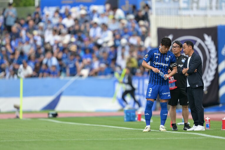 ピッチサイドで話し合う黒田監督と昌子源　©FCMZ