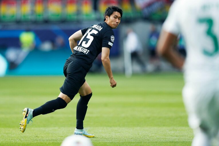 「“鎌田大地と守田英正が一緒に写った1枚”を狙いたいけど…」「長谷部誠はすでにコーチのように」CL日本人対決と“美しい夕焼け”撮影ウラ話(9)