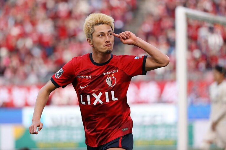 LIXILの胸ロゴがプリントされたアントラーズのユニフォーム　©KASHIMA ANTLERS