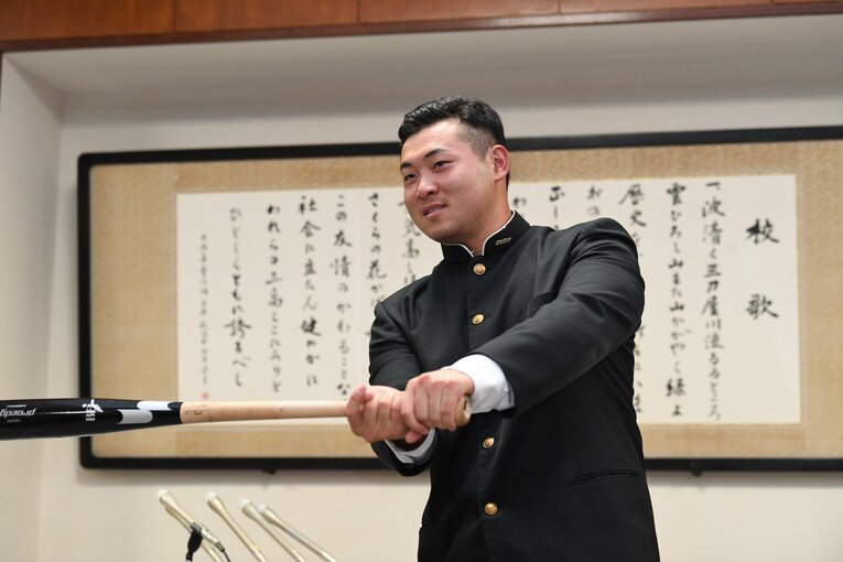 報道陣の撮影リクエストにこたえる髙野 