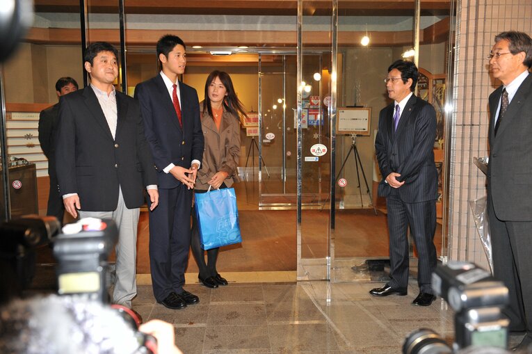 大谷翔平のもとに入団交渉に訪れる日本ハム・栗山英樹監督（2012年）　©︎Shimizu Takashi