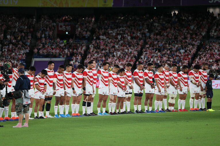 2019年ラグビーW杯。台風が去った翌10月13日に日産スタジアムで行われた日本対スコットランド。台風の犠牲者に黙とうを捧げる日本代表　©JMPA