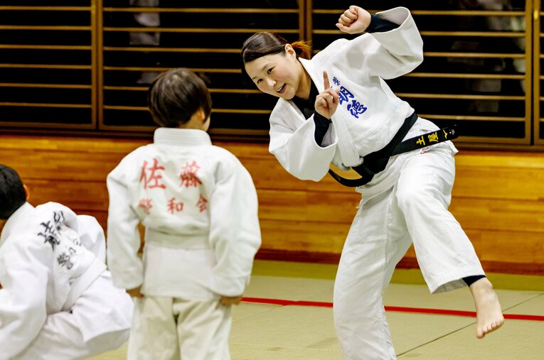 昨年から再び道場に戻り、子どもたちを指導する染宮さん。“逃げた過去”に向き合えたのは、戦友・角田夏実の金メダルがきっかけだった ／ photograph by Kiichi Matsumoto