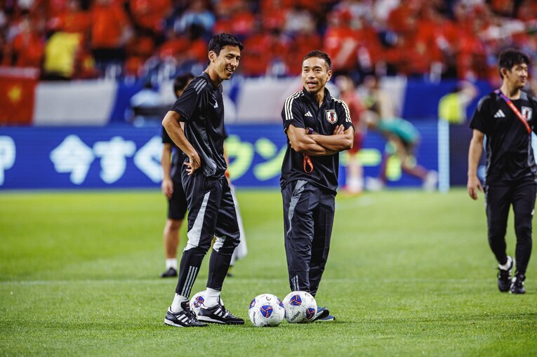 長谷部誠コーチ、長友佑都（2024年W杯アジア最終予選・中国戦）©︎Kiichi Matsumoto