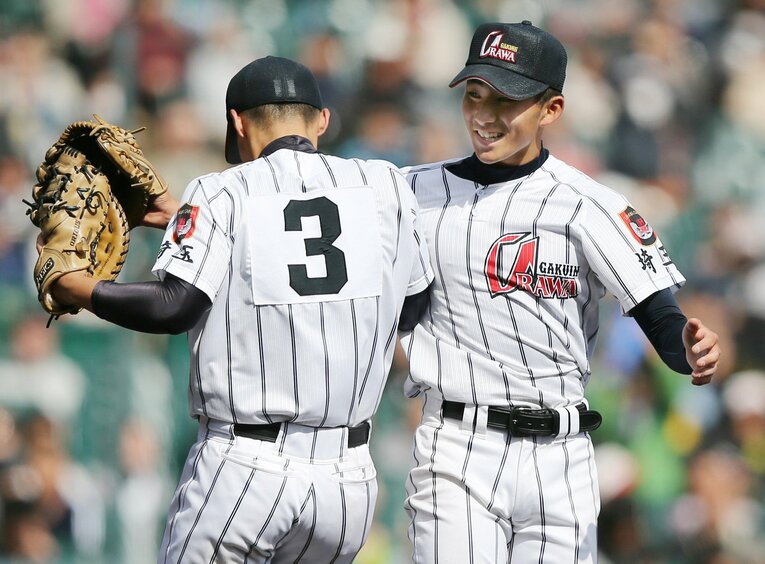 写真は2013年春のセンバツ。浦和学院2年だった小島和哉（右）は、決勝で済美相手に1失点完投で優勝に導いた　©JIJI PRESS