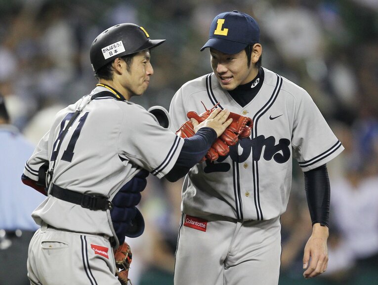 2011年8月、プロ初完投勝利を収め、星孝典（左）と喜ぶ菊池雄星 ©JIJI PRESS