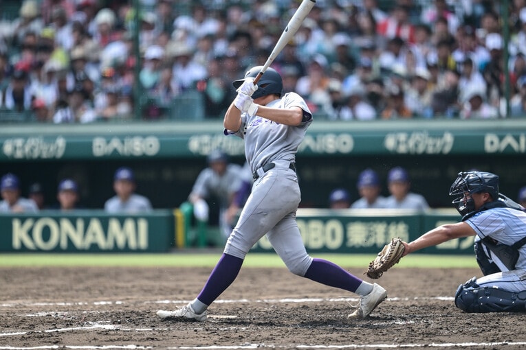 4番に座るバッティングも強力。クラーク国際高戦では先制タイムリーも　©Nanae Suzuki