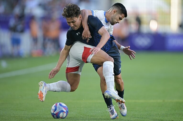 体を張る佐藤恵允　©Takuya Kaneko/JMPA