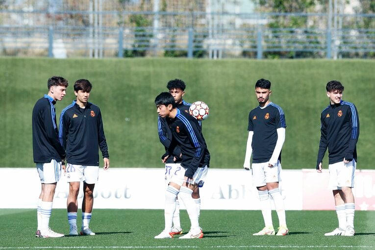 レアルの18歳日本人・中井卓大が「写真撮ってよー！」 無邪気さと表裏一体な《CLを含めた超シビアな競争》の舞台ウラ(3)
