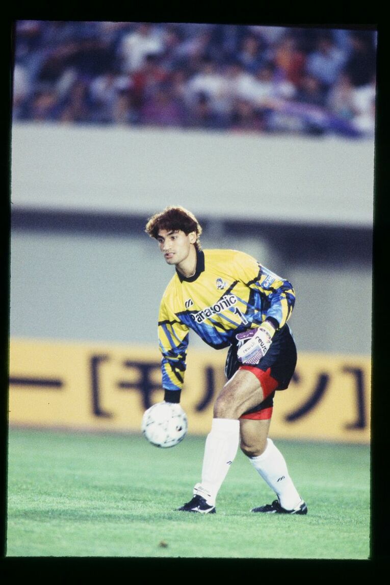 1993年7月のサンフレッチェ広島戦。本並は腎臓破裂しながらもプレーを続行した ／ photograph by J. LEAGUE